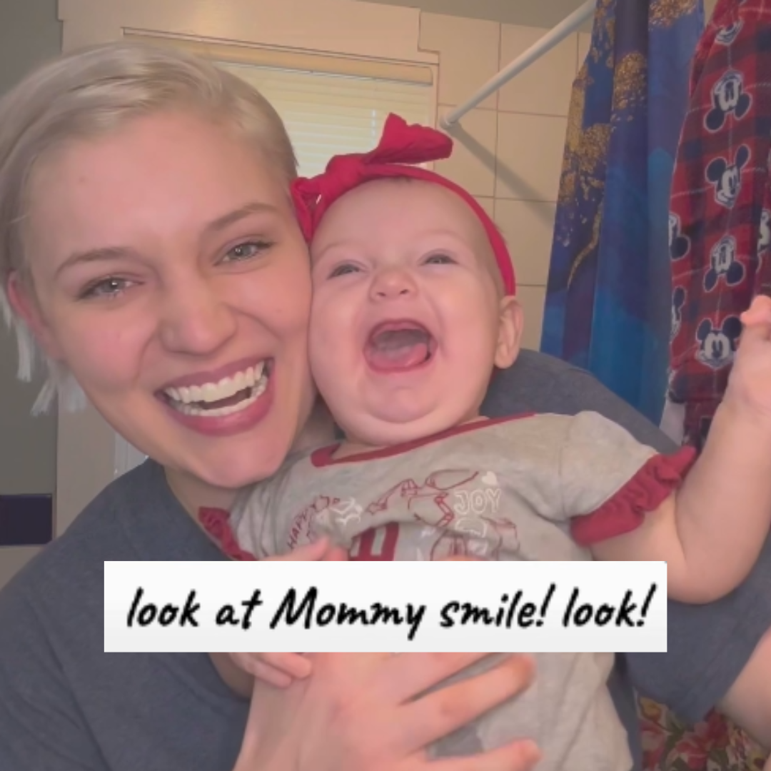 ¡Mira cómo sonríe mamá! ¡Mira!