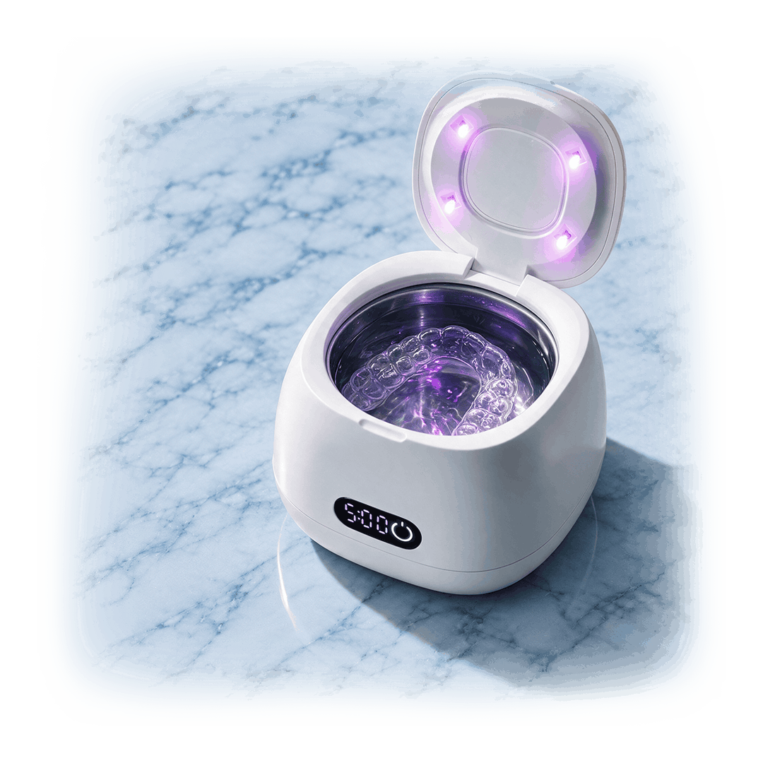 Limpiador ultrasónico White Pro Pod sobre la encimera del baño