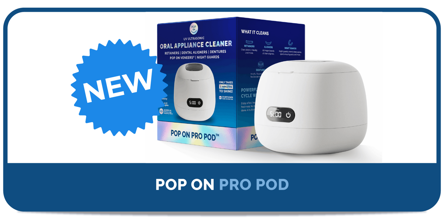 Dispositivo dental blanco para limpieza dental con embalaje y etiqueta «NUEVO» sobre fondo azul y blanco.